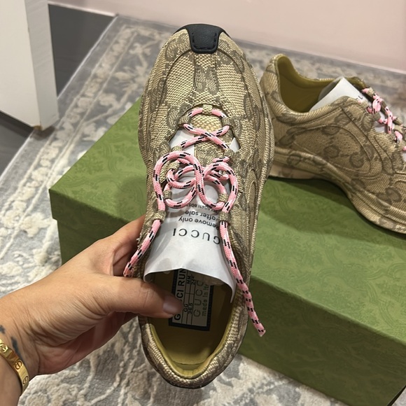 AUTHENTIC GUCCI Sneakers - Picture 6 of 12